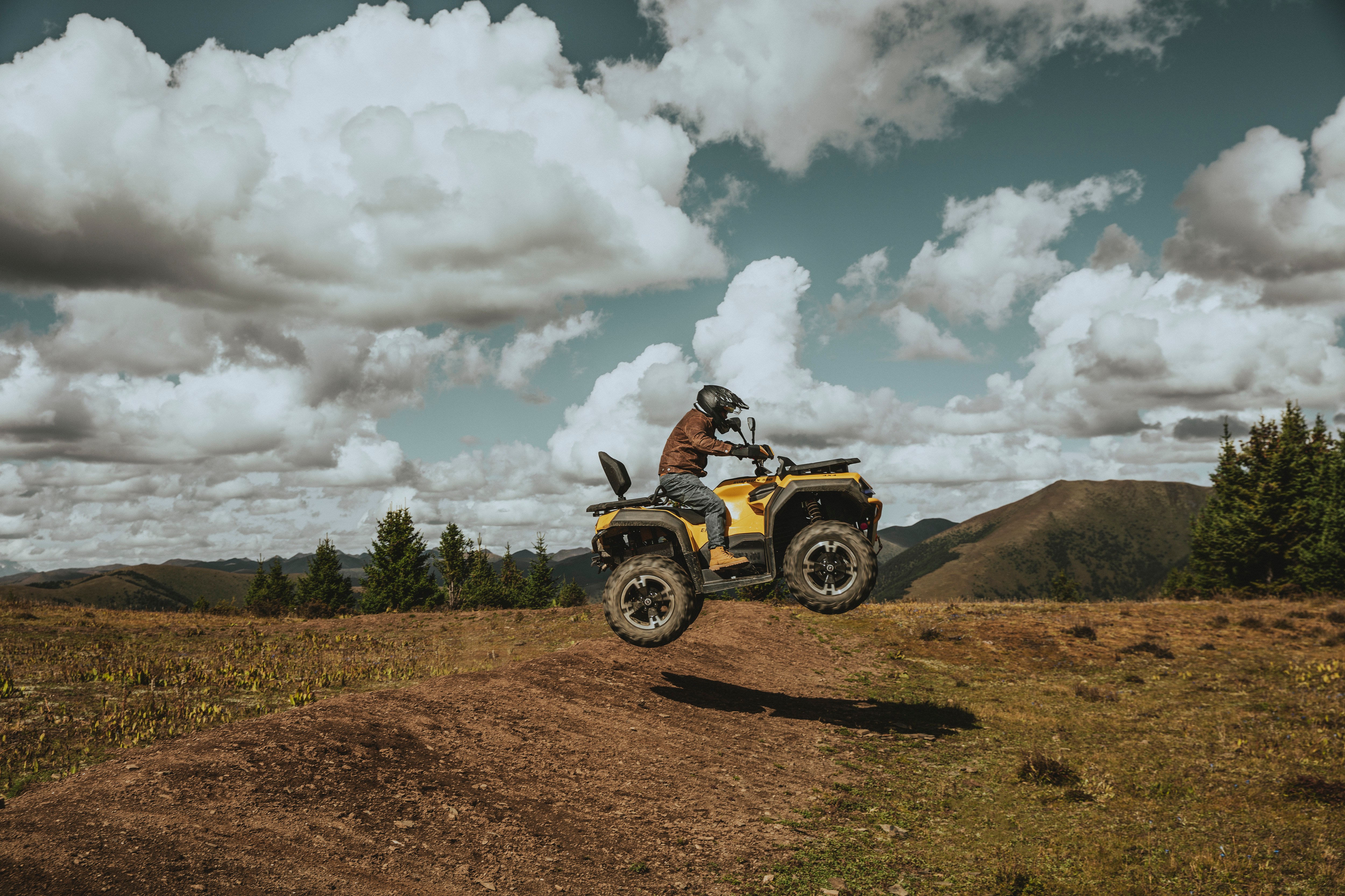 Jazda quadem po górskim terenie