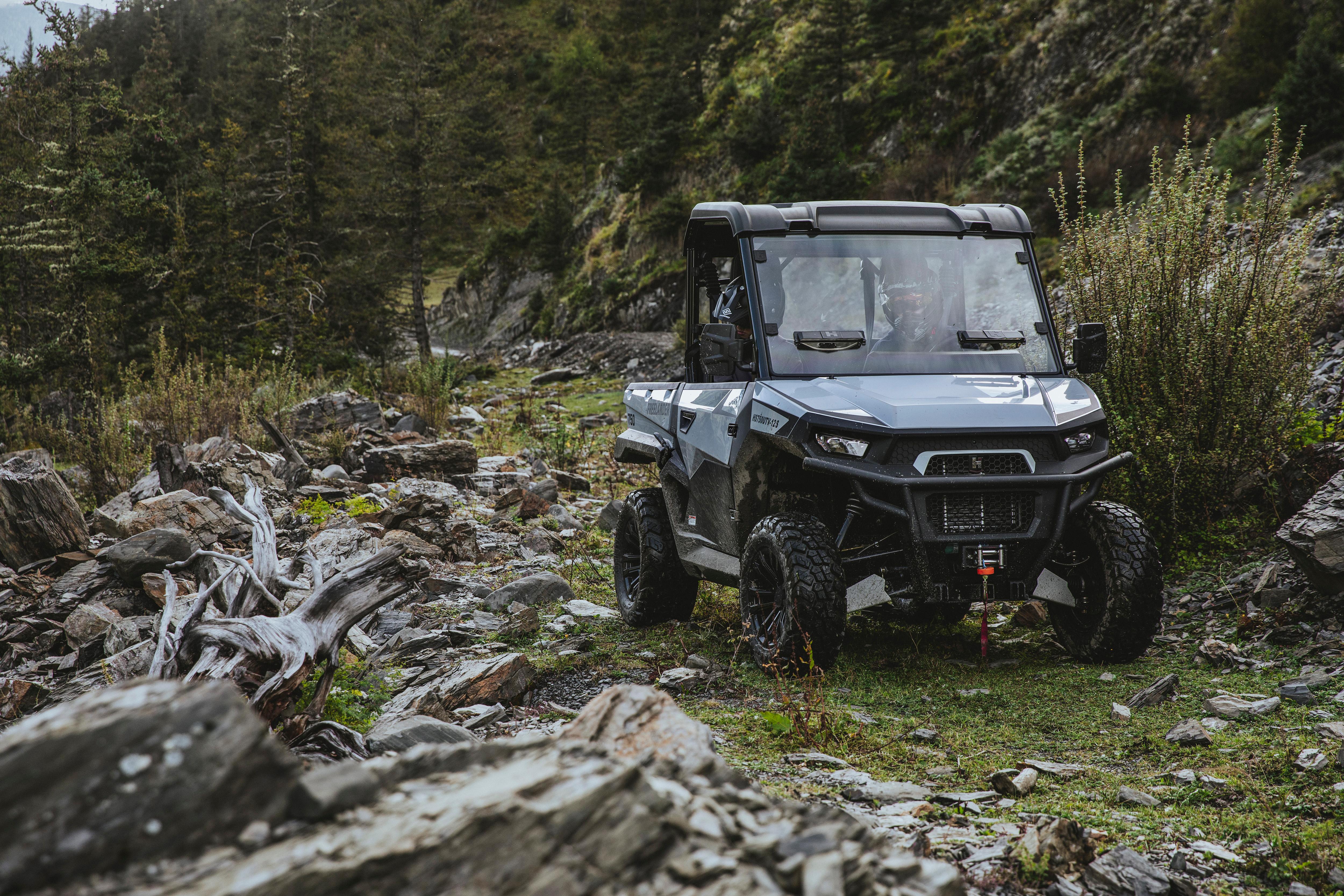 UTV Hisun na skałach