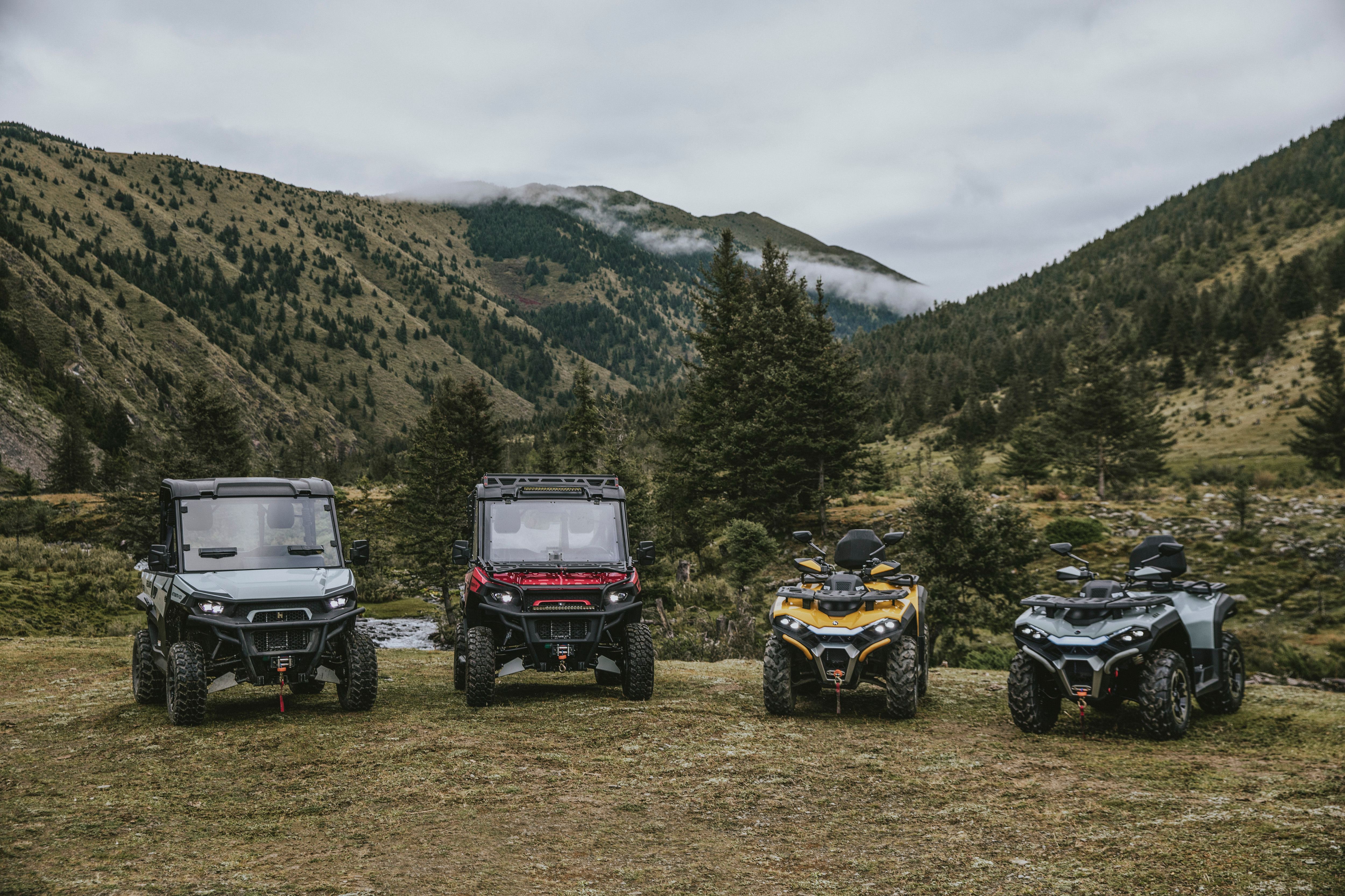 Rodzina quadów i UTV Hisun w górach