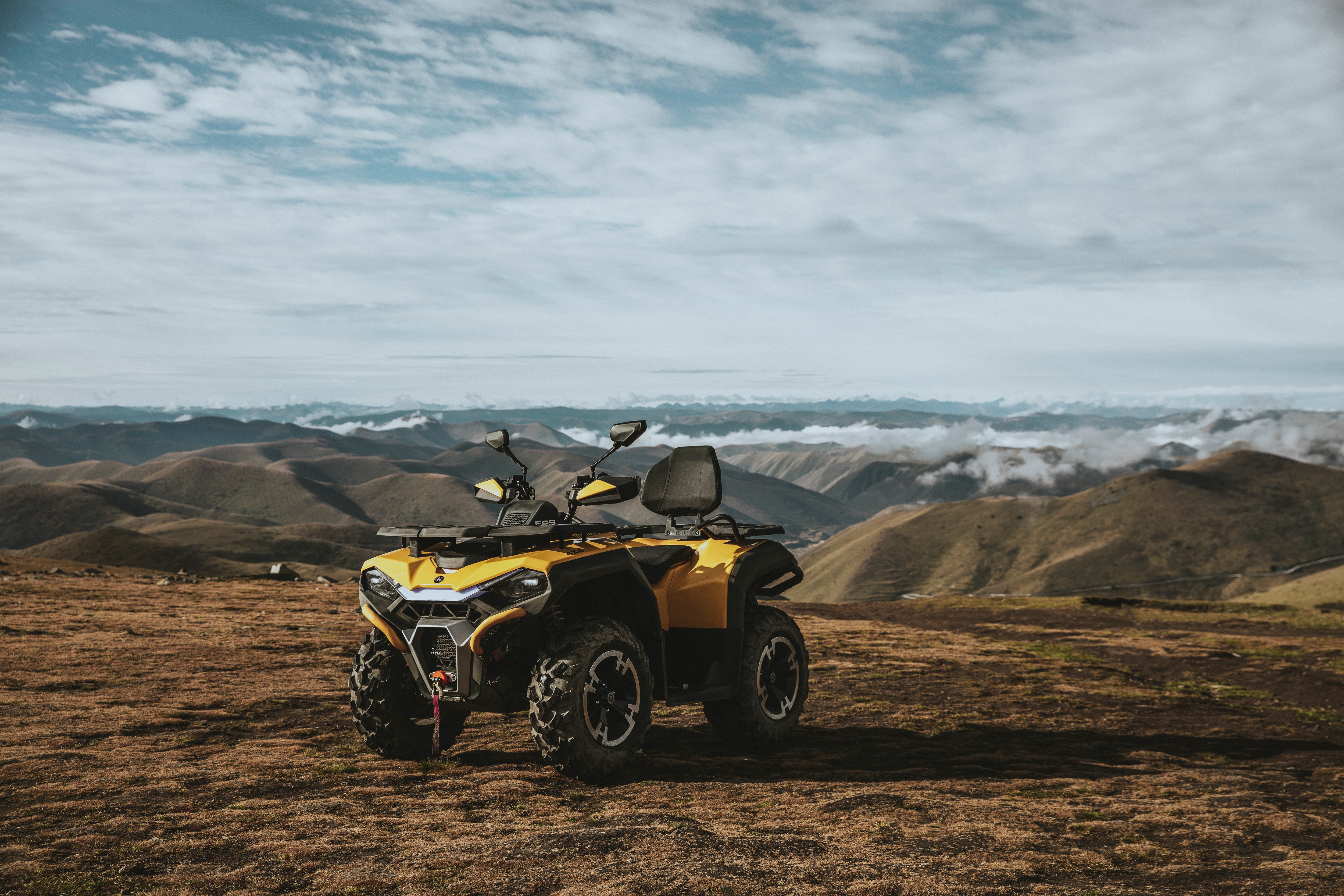 Quad Hisun na górskim grzbiecie